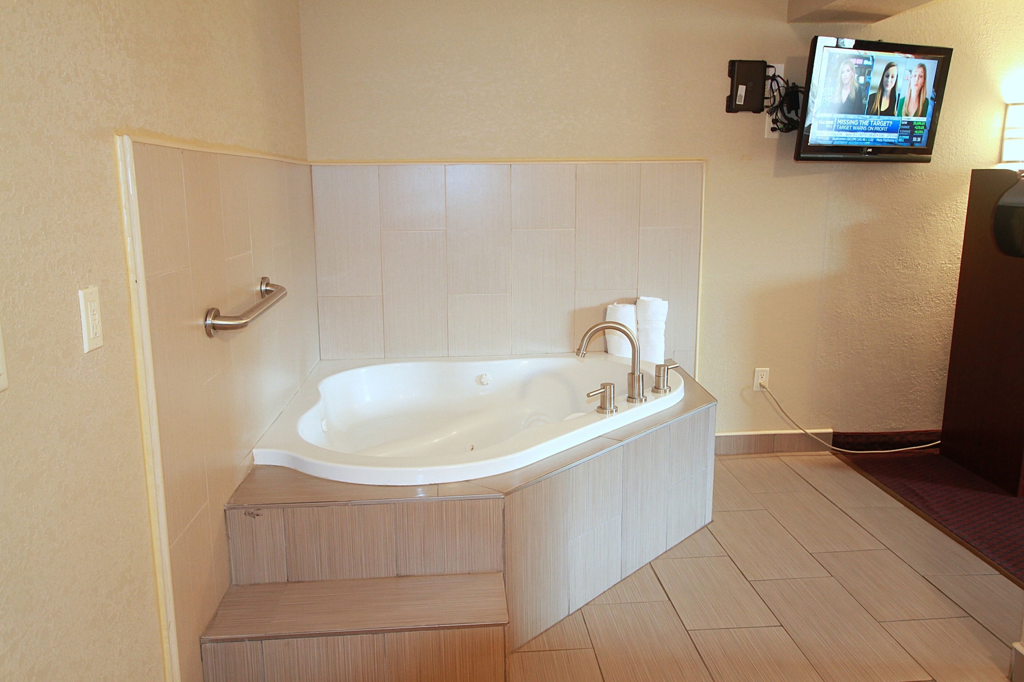 جناح تنفيذي بسرير كينج مع أريكة بجاكوزي، Travel Inn and Suites Flemington 9/9