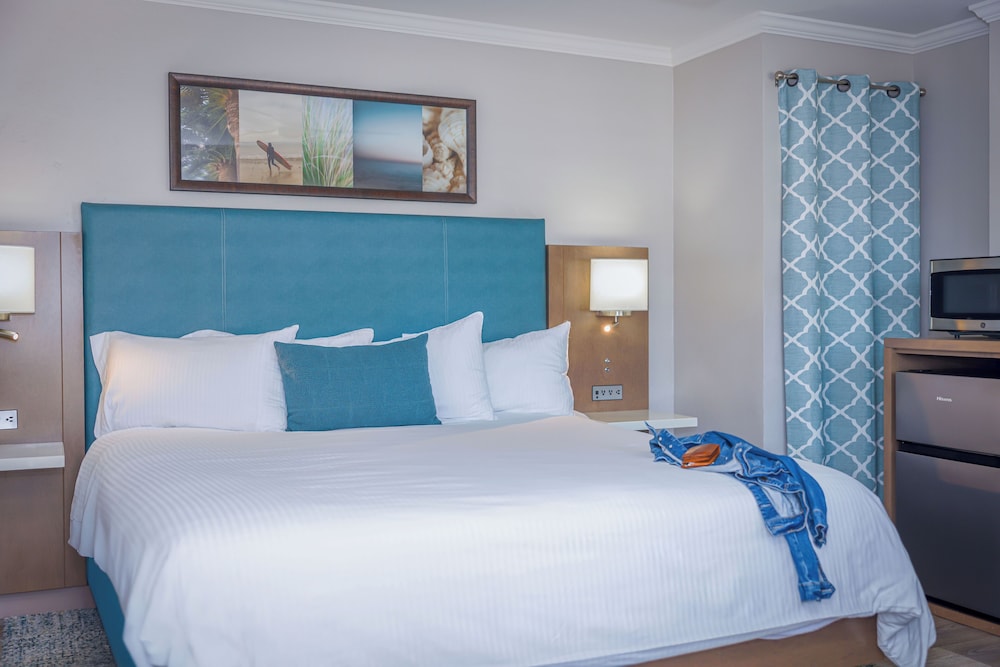 SIGNATURE, KING BED, BATHTUB, COURTYARD AREA