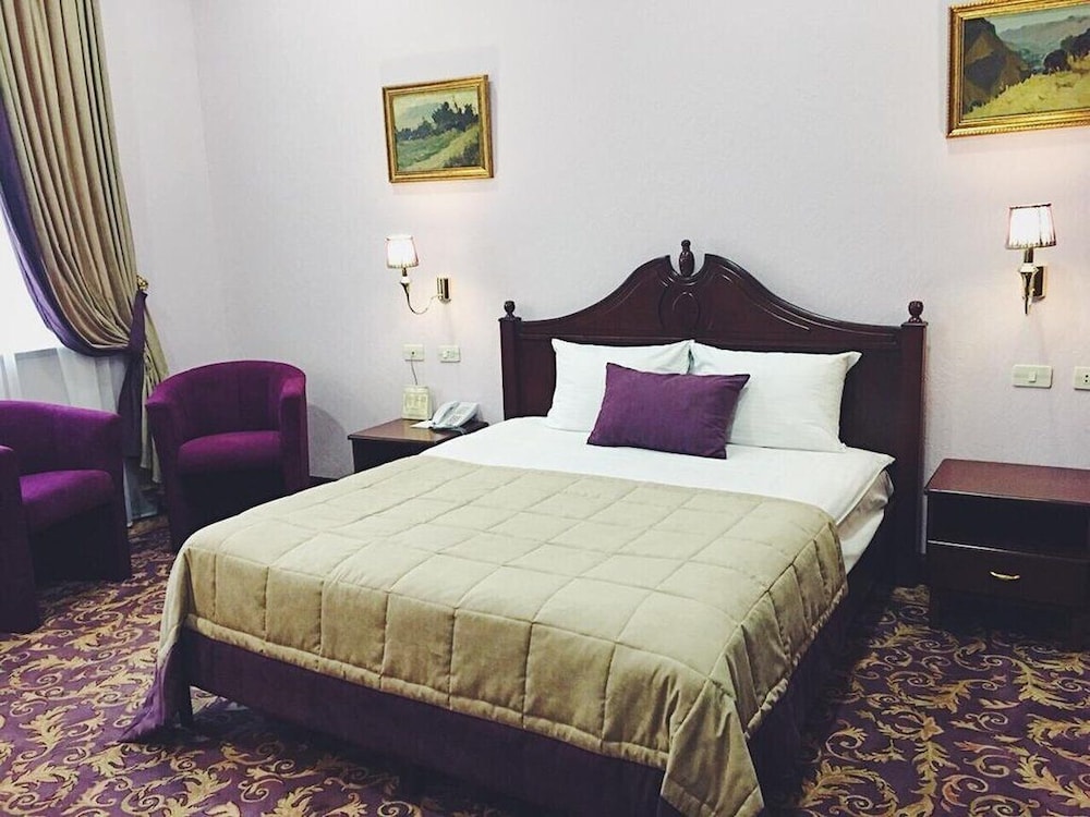1 Bedroom, Senior, Suite, King Bed, Sofa