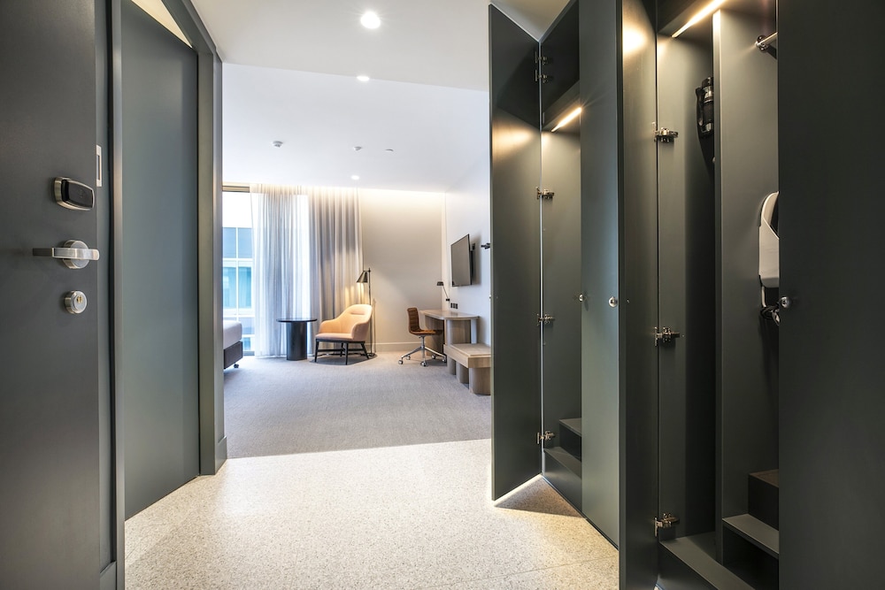 HOLIDAY INN WERRIBEE 20/75