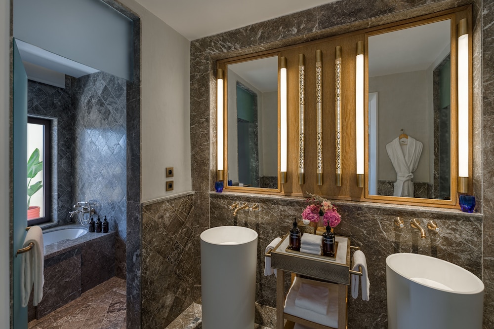 DELUXE, TWIN BEDS, PANORAMIC VIEW