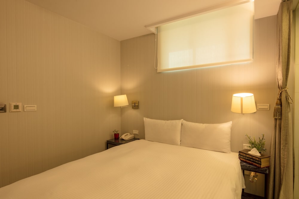 FINDERS HOTEL 12/50