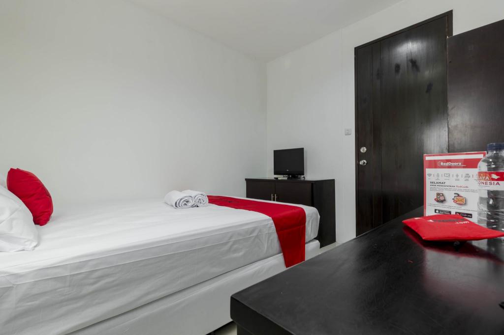 Reddoorz Plus Pasar Baru 19/43