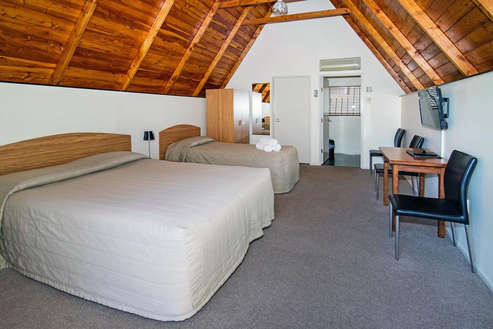 Mountain Chalets Motel 13/53