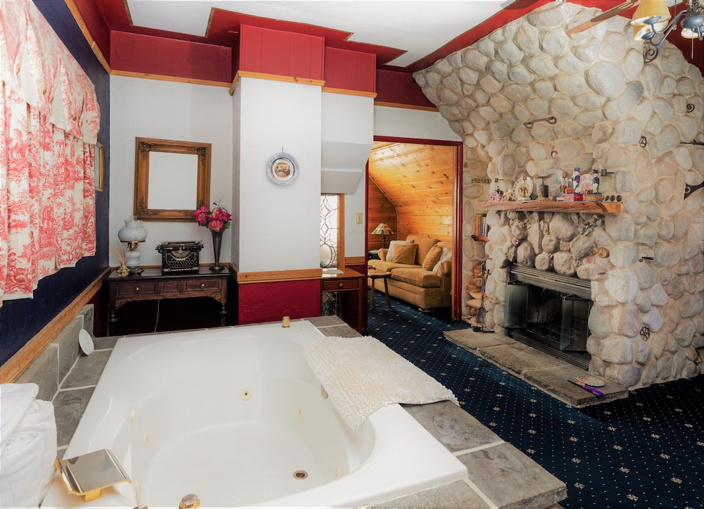 Gold Mountain Manor 25/48