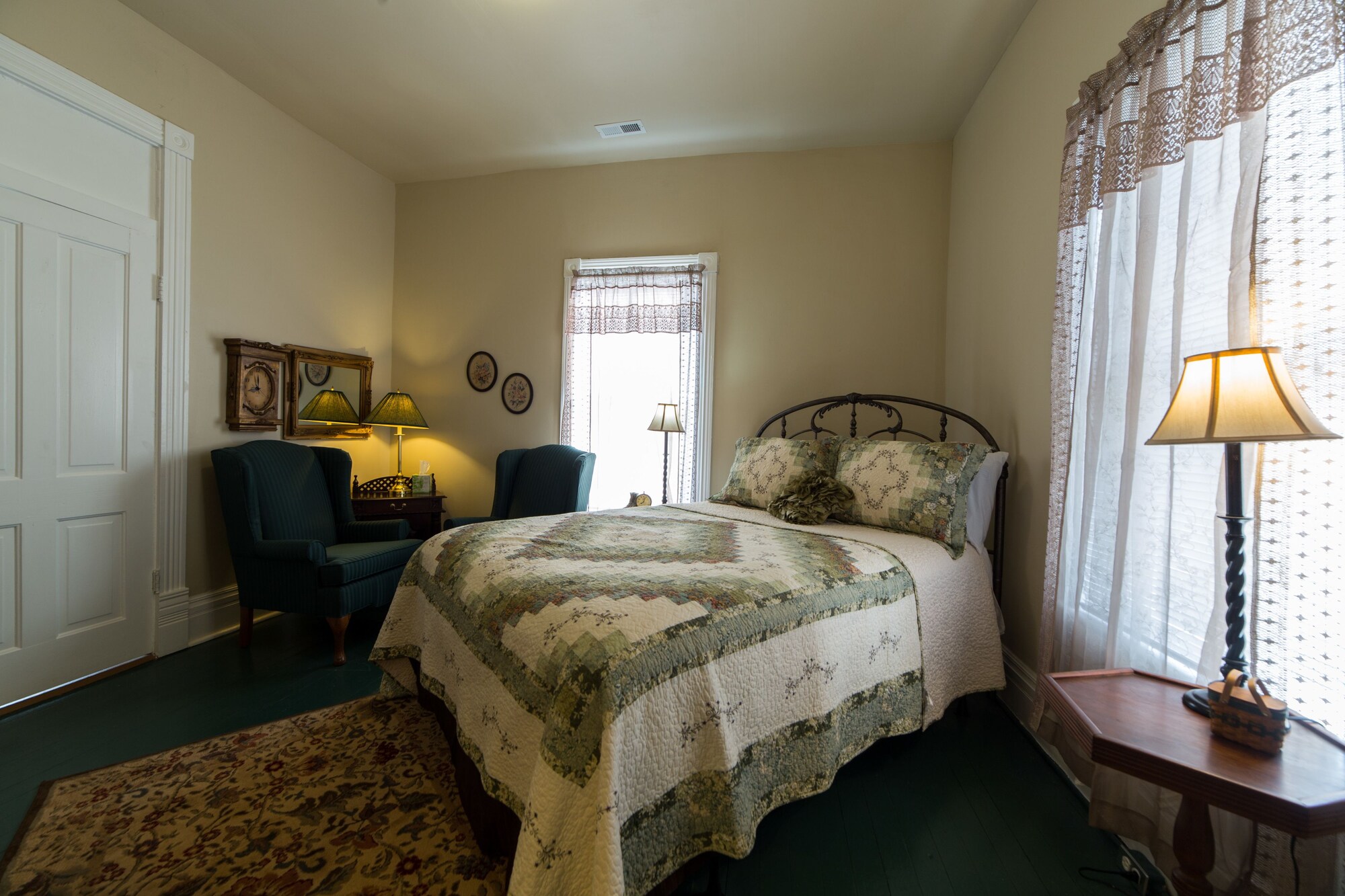 Eight, Queen Bed, Private Bathroom