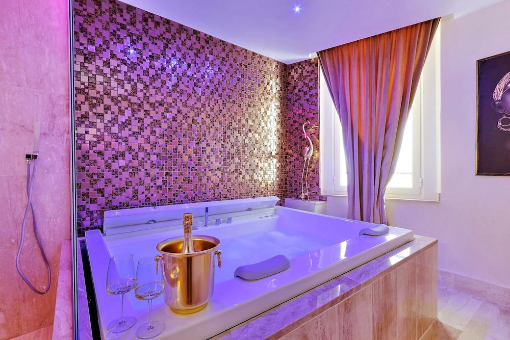 Spanish Diamond Luxury Suites & Jacuzzi 30/39