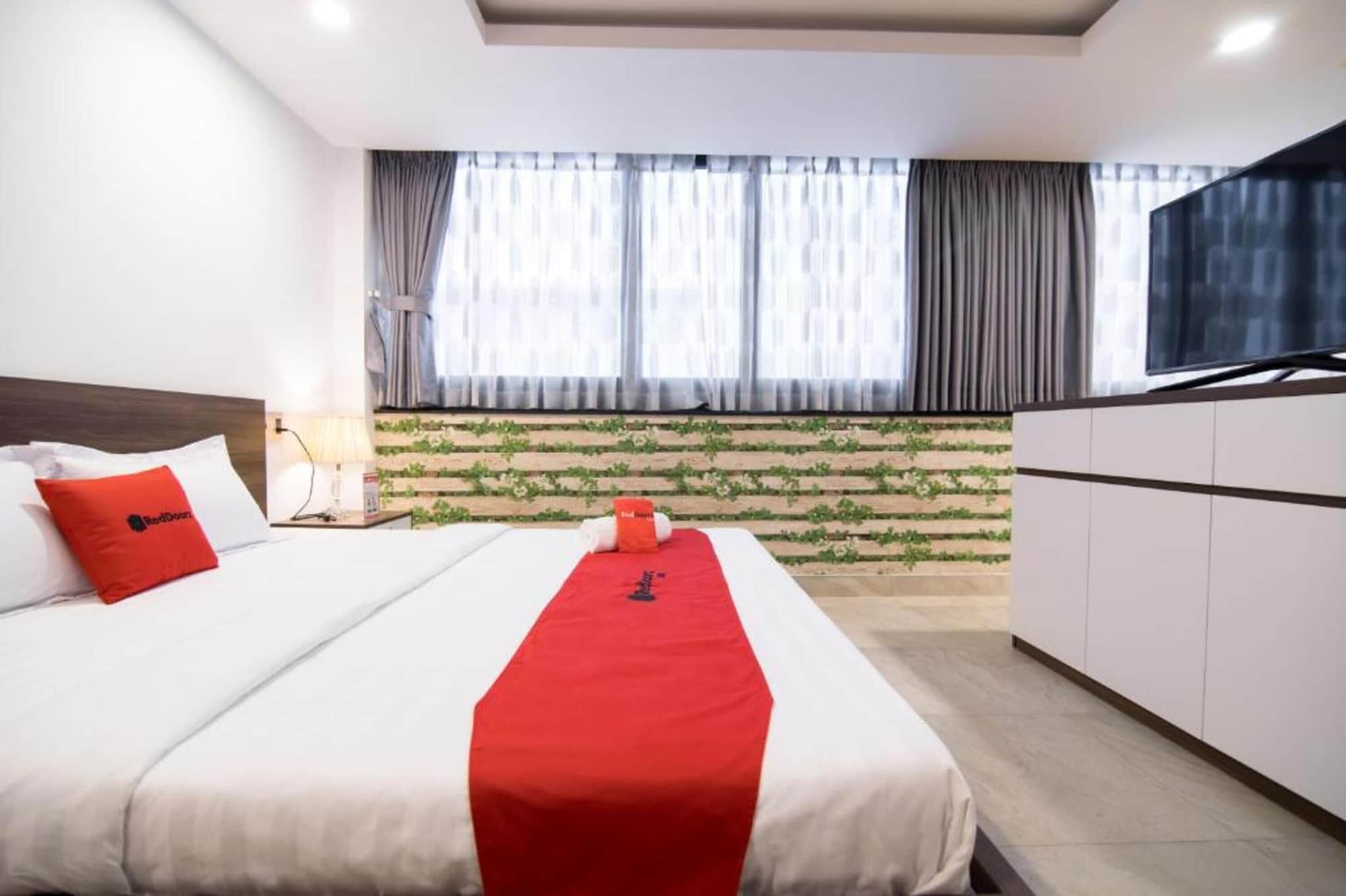 STUDIO, SUITE, CITY VIEW