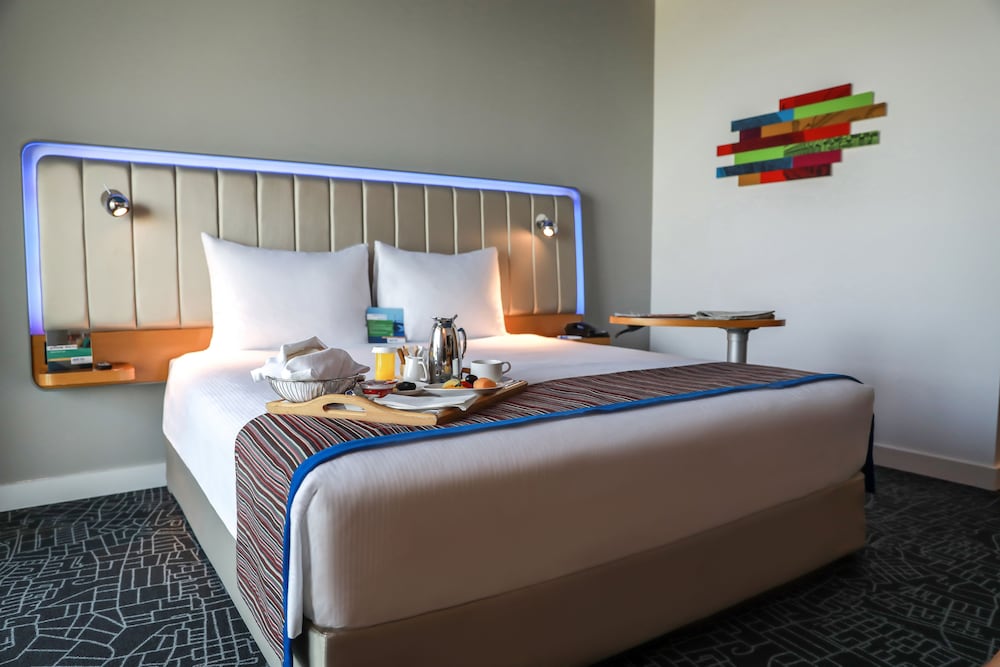 Yas Plaza Bay by IHG 72/114
