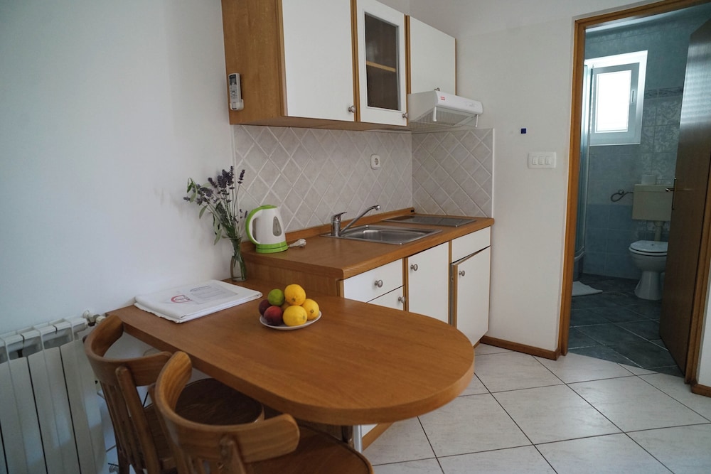 APARTMENTS AND ROOMS DEGRA 32/49