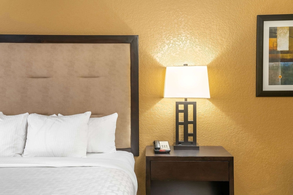 La Quinta Inn & Suites by Wyndham Hot Springs 13/57