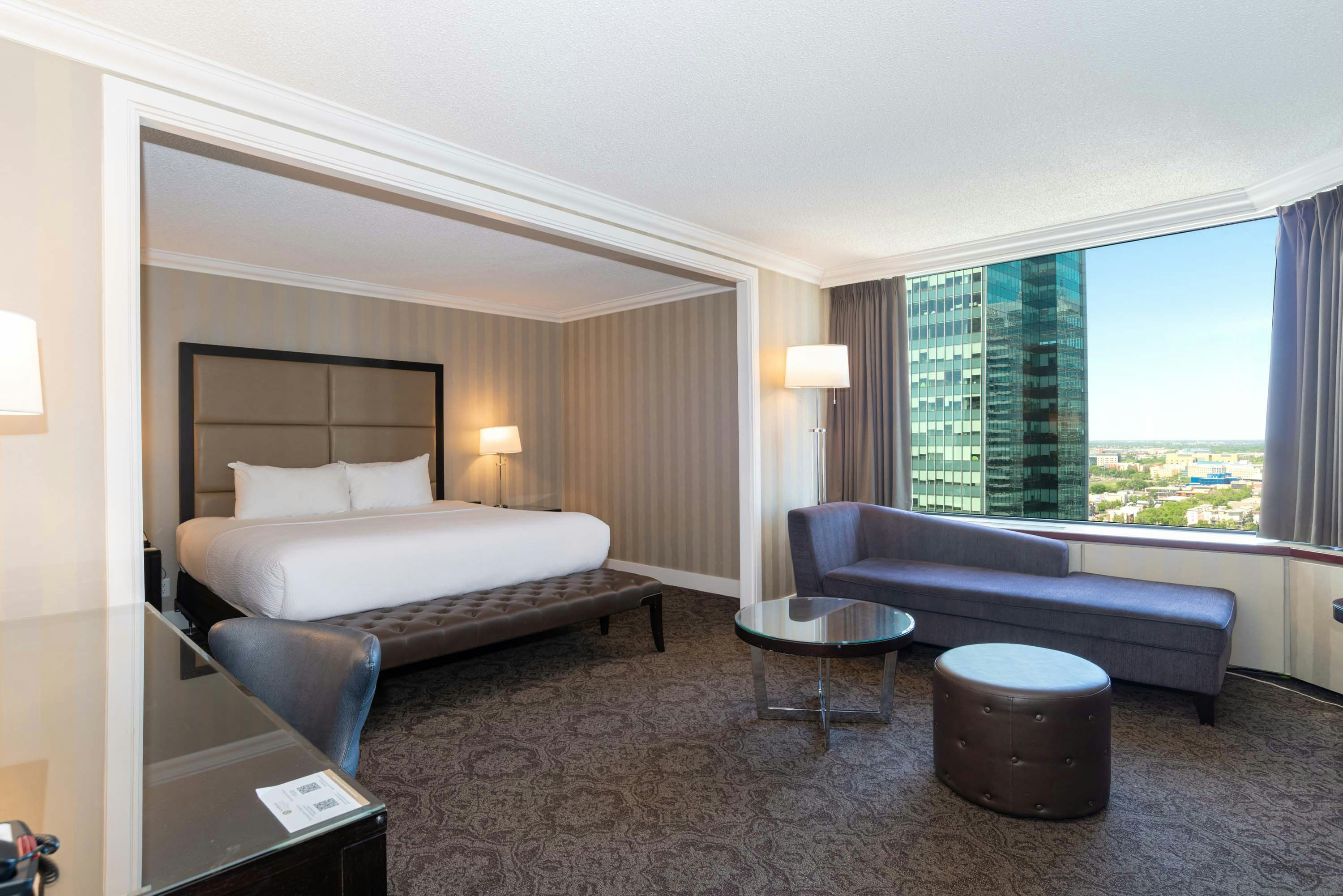 غرفة غراند بريميوم بسرير كينج في الطابق العلوي، Sandman Signature Edmonton Downtown Hotel 2/6