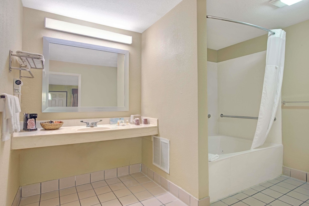 Days Inn By Wyndham San Antonio Near Fiesta Park 19/36