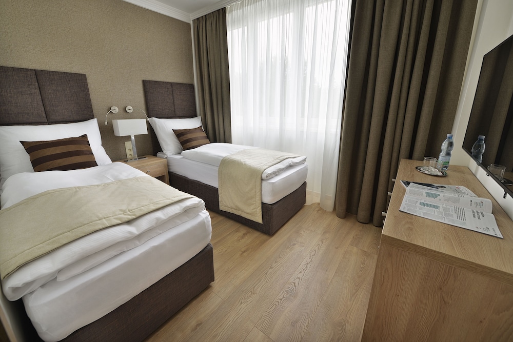 DELUXE, DOUBLE OR TWIN BED