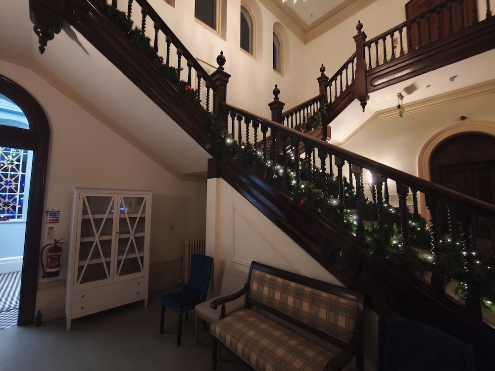 Trenython Manor 2/59