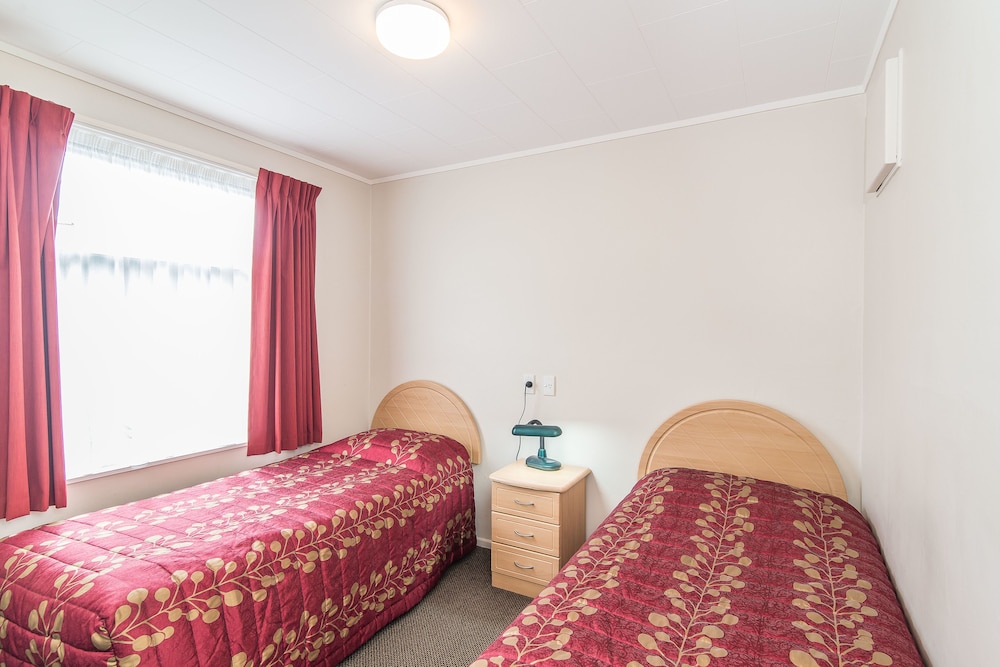 Dupont Executive Motels 13/66