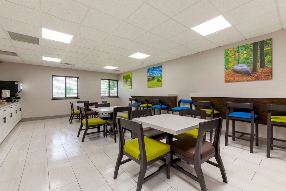 Red Roof Inn & Suites Tomah 45/57