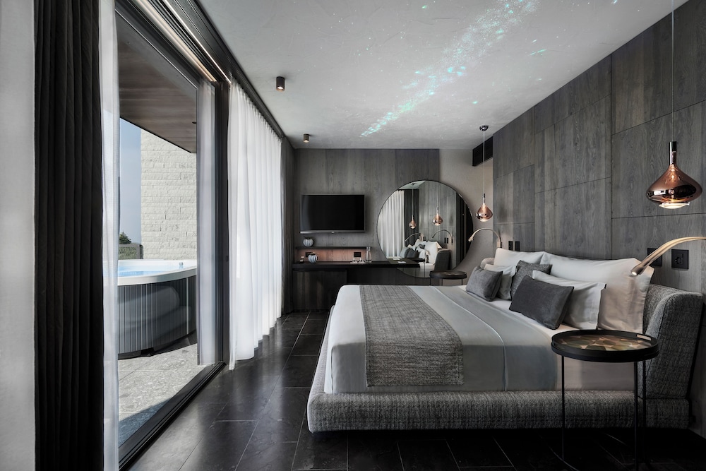 DELUXE, PENTHOUSE, LAKE VIEW, PRIVATE POOL