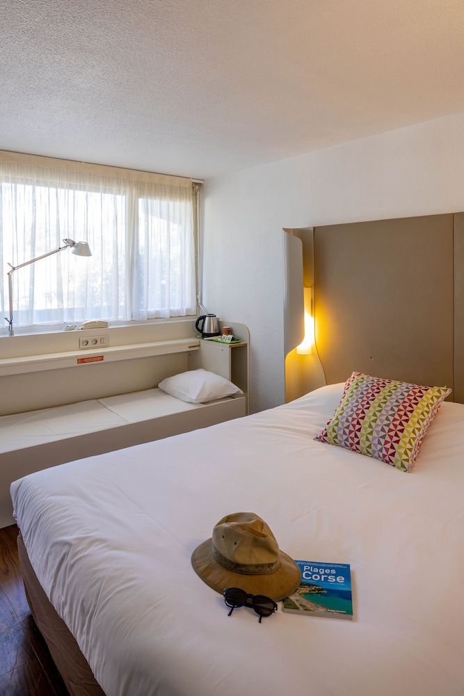 ROOM, ACCESSIBLE