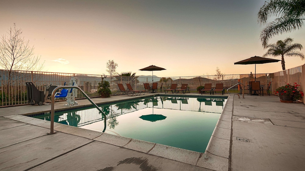 Best Western Plus Lake Elsinore Inn & Suites 10/53