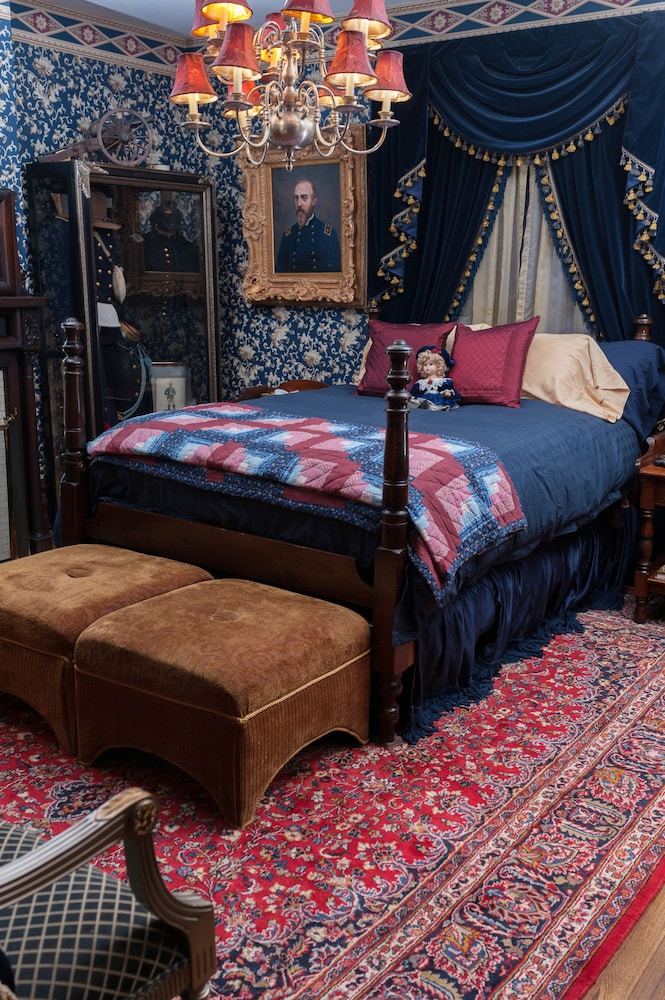 South Broadway Manor Bed and Breakfast 44/72