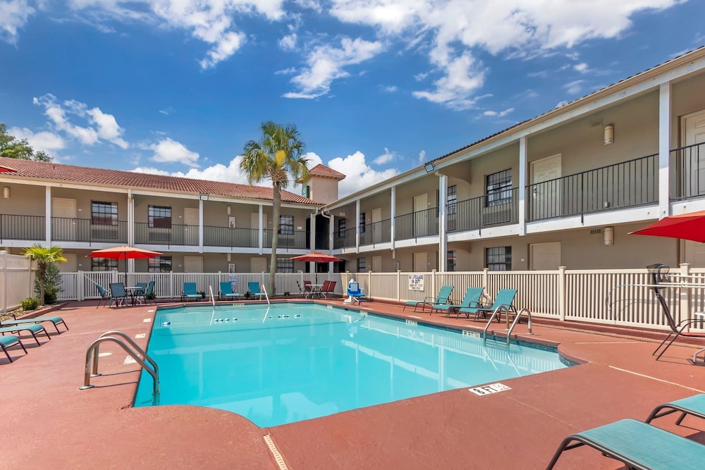 Quality Inn & Suites North Charleston Ashley Phosphate 31/50