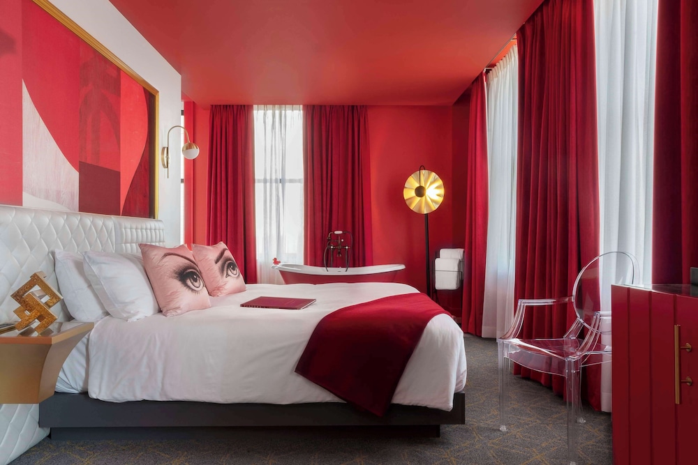ROOM, KING BED, BATHTUB, CORNER