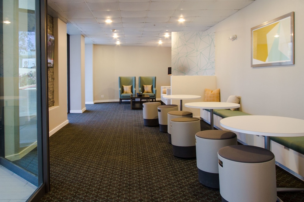 HOLIDAY INN VICTORVILLE 6/77
