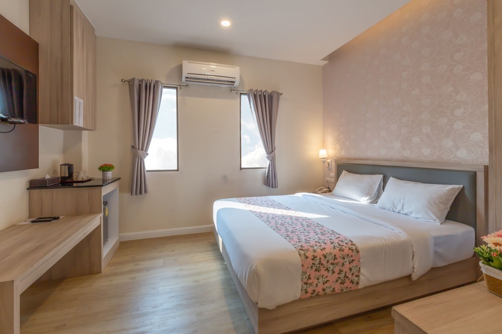 Leela Orchid Hotel 7/49