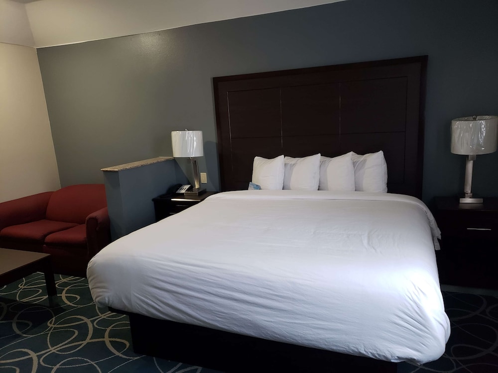 Days Inn Suites By Wyndham Cleburne Tx 16/42