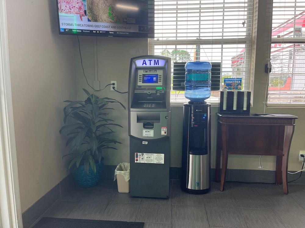Super 8 By Wyndham Kingsland 4/17