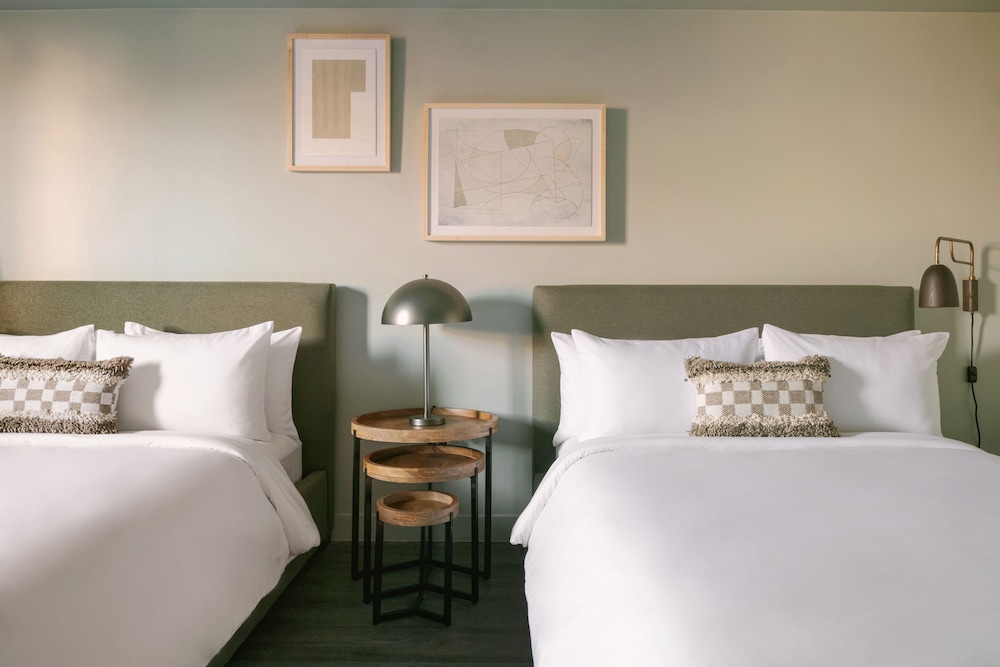 Hotel Solarena Newport Beach, a Dazzler Select by Wyndham 5/20