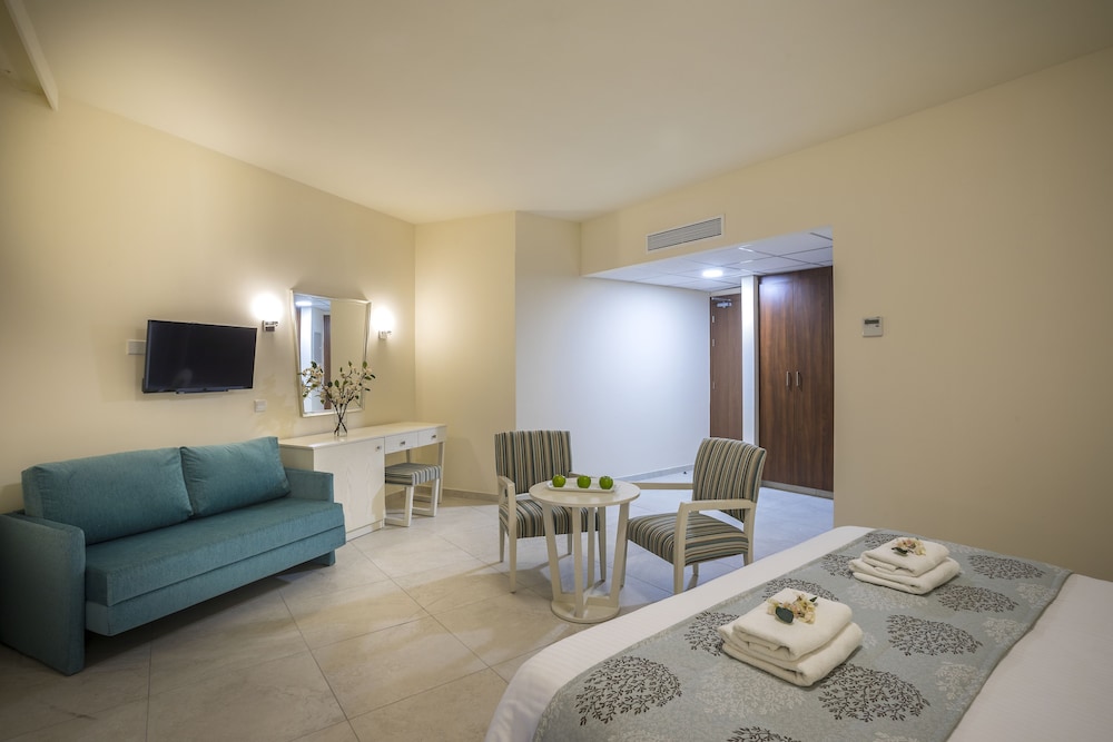 Aquamare Beach Hotel & Spa 38/61