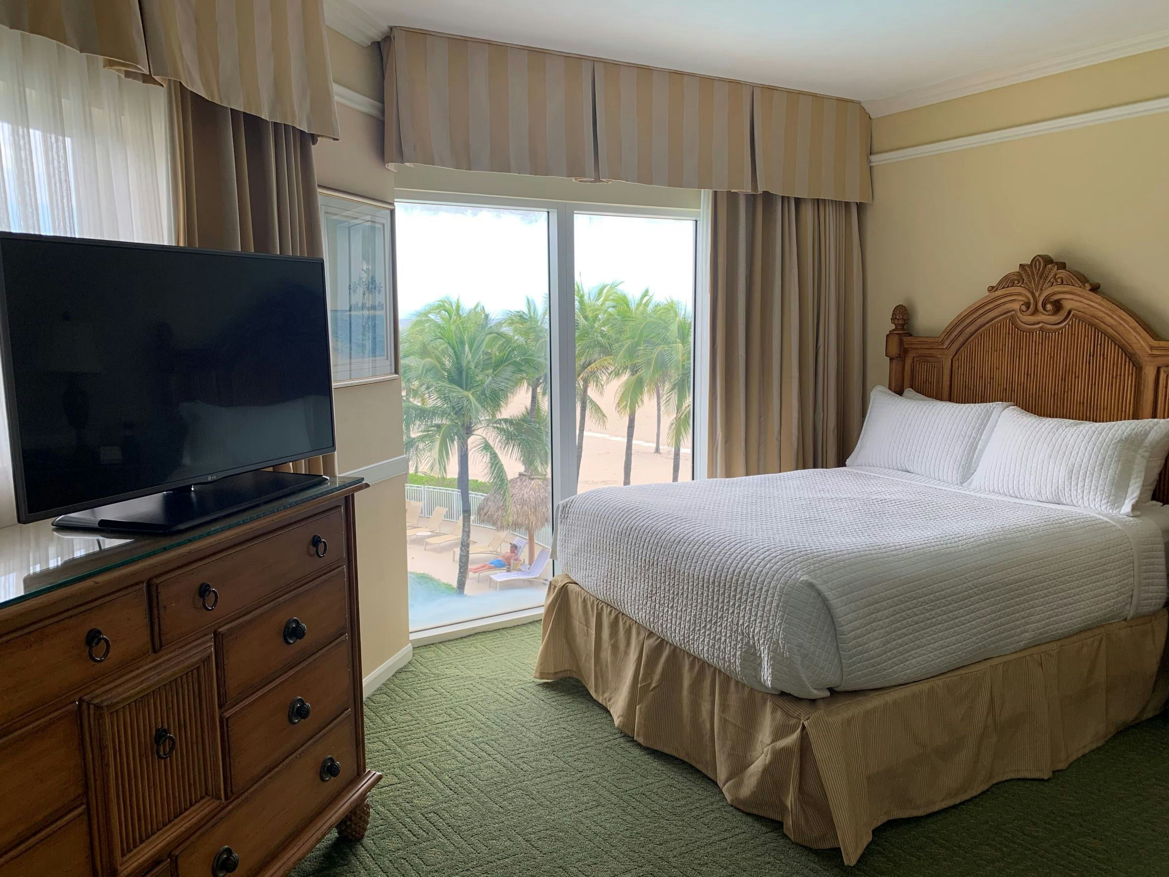 1 Bedroom, Suite, Queen Bed, Side Ocean View