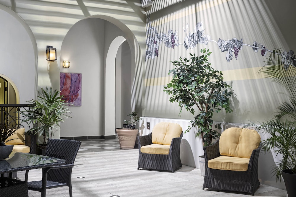 Decanter Hotel 5/47