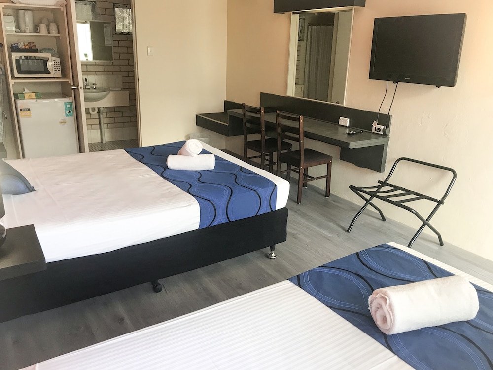 TROPICAL GATEWAY MOTOR INN 37/62