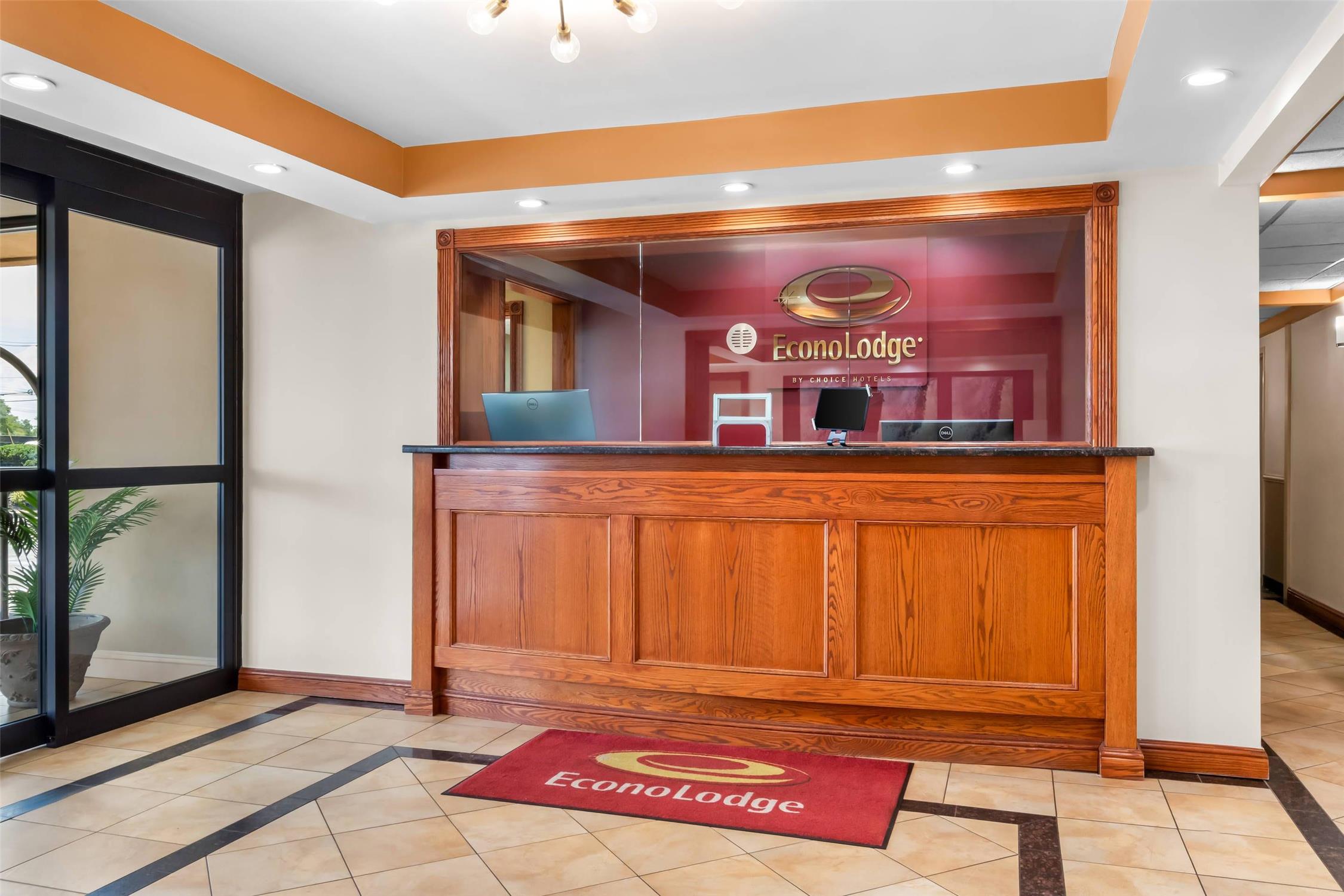 Econo Lodge Woodbridge 8/36