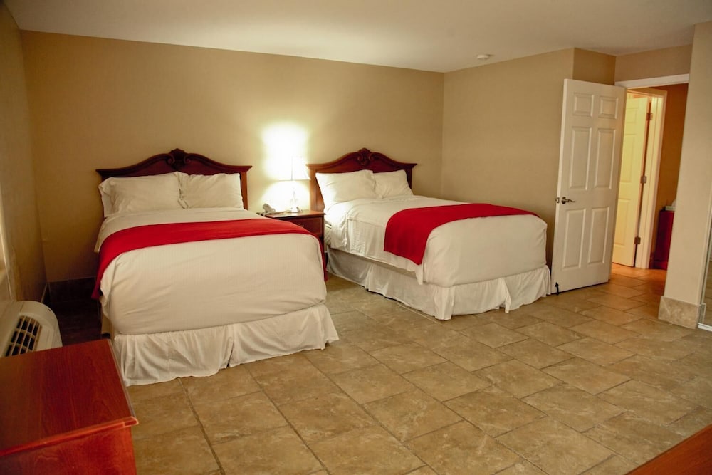 Lake Grassy Inn & Suites 17/38