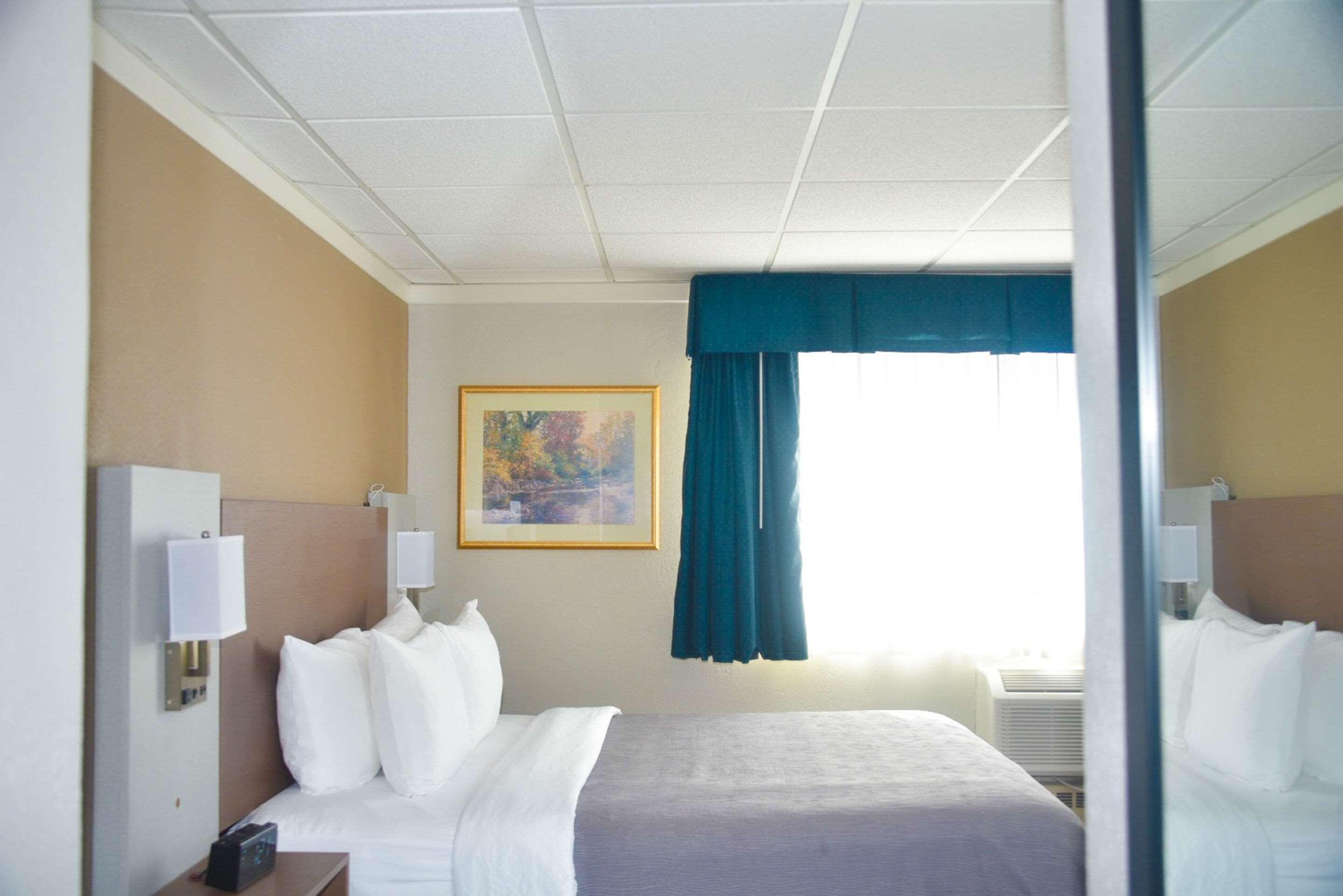 ROOM, QUEEN BED