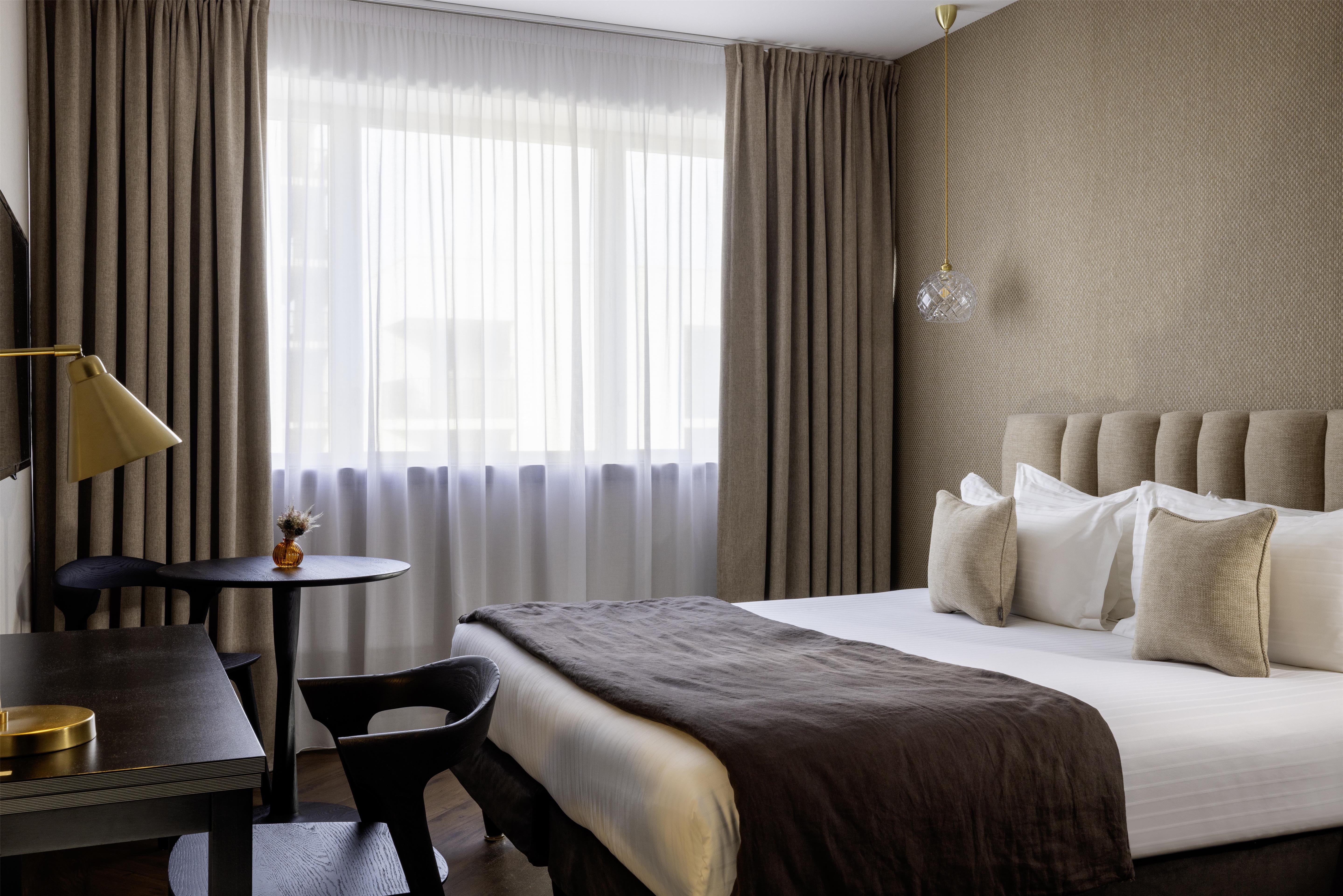 Water, Superior, Queen Bed