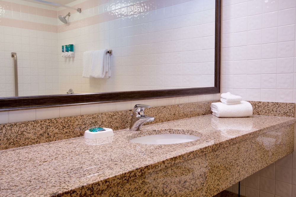 Pear Tree Inn St. Louis Convention Center 50/50