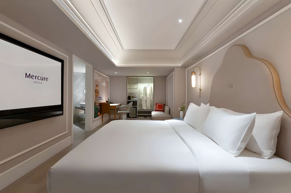 PRIVILEGE, KING BED