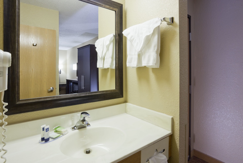 AmericInn by Wyndham Osceola 16/33