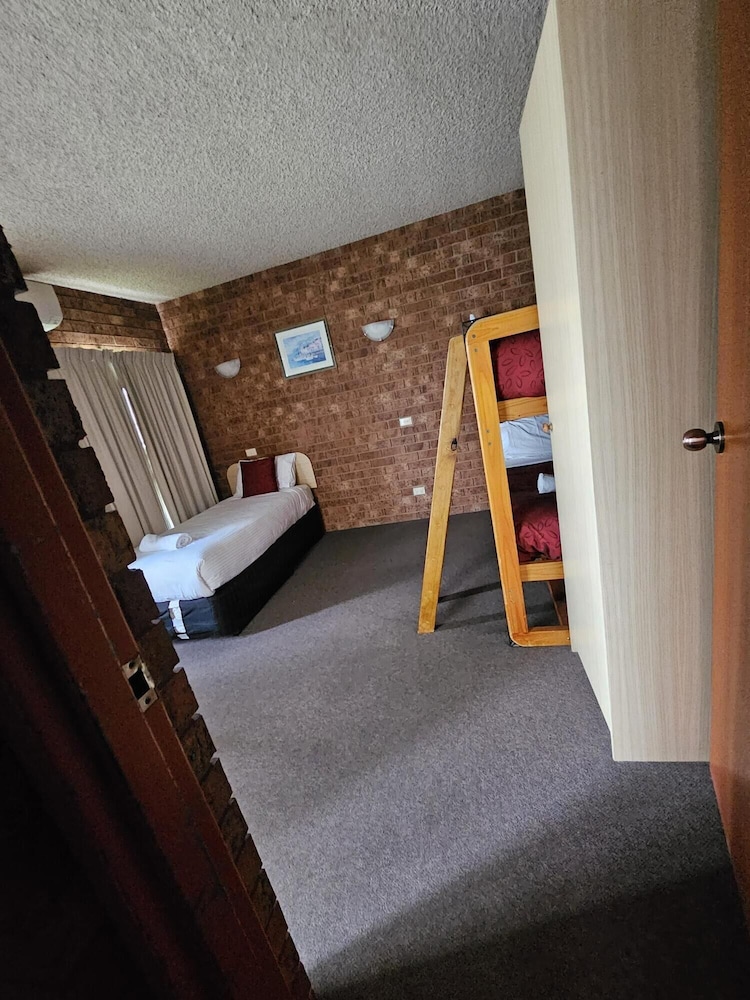 Courtyard Motor Inn 25/36