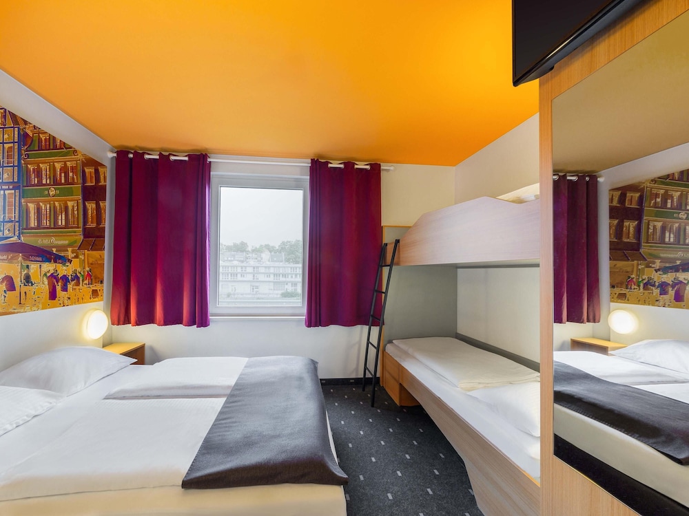 ROOM, QUADRUPLE, 1 QUEEN AND 1 BUNK BED