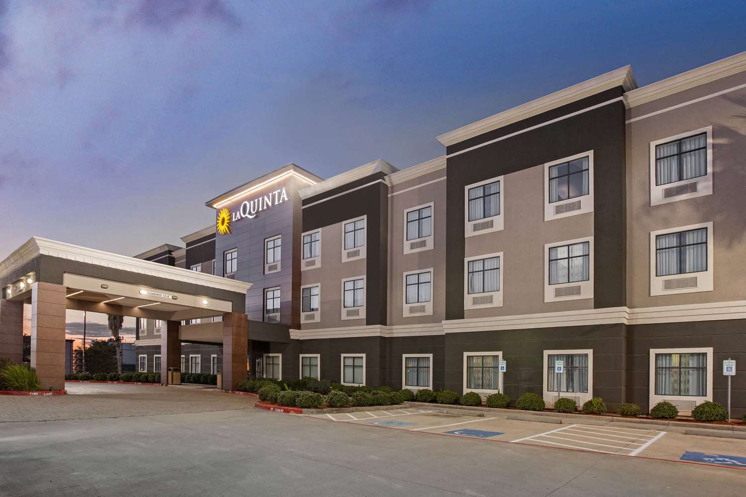 La Quinta Inn & Suites by Wyndham Pasadena North 4/30