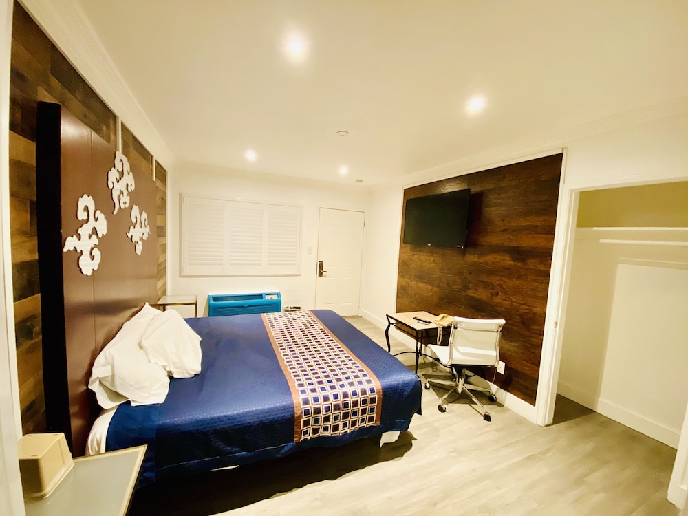 Casa Blanca Inn & Suites 36/67