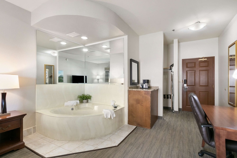 Country Inn & Suites By Radisson Greeley Co 4/40