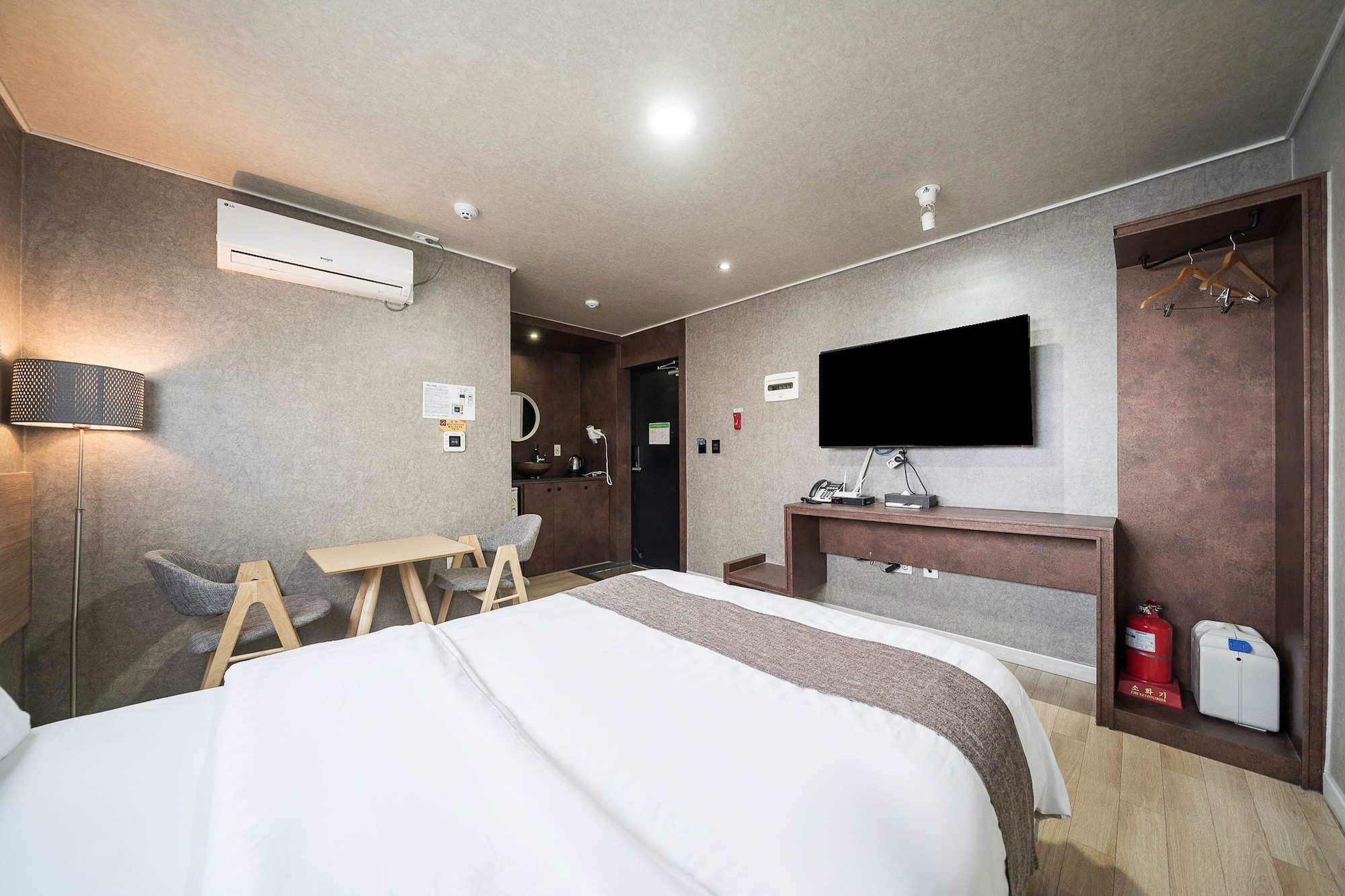 STANDARD, DOUBLE BED, CITY VIEW