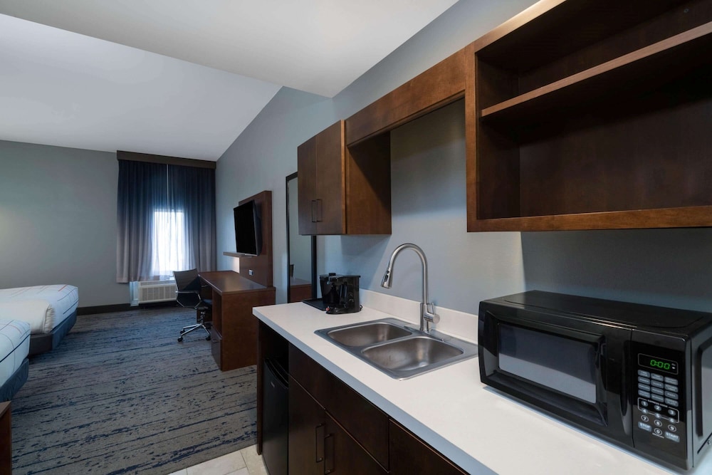 La Quinta Inn & Suites by Wyndham Louisville East 21/45